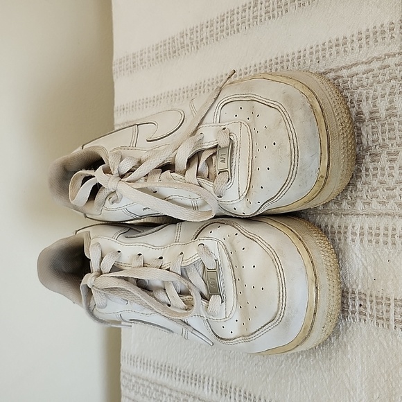 Air Force 1 white sneakers, low ankle, 7Y but fits a women's 8. - Picture 2 of 9